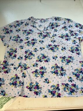 GT Performance 2X White Floral Print Short Sleeve V Neck Double Pocket Scrub Top